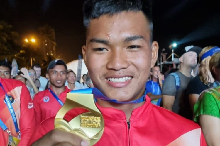 Arip Purnama (17), atlet dayung asal Karawang, Jawa Barat menyabet juara satu pada ajang International Canoe Federation (ICF) Stand Up Paddling World Championship 2023 di Rayong Pattaya, Thailand yang digelar pada 15 hingga 19 November 2023.