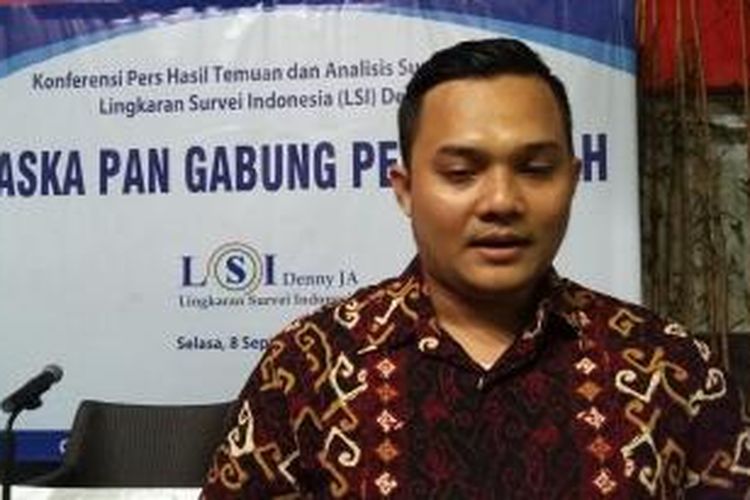 Peneliti Lingkaran Survei Indonesia (LSI) Rully Akbar, saat ditemui seusai memaparkan hasil penelitian di Kantor LSI, Jakarta Timur, Selasa (8/9/2015).