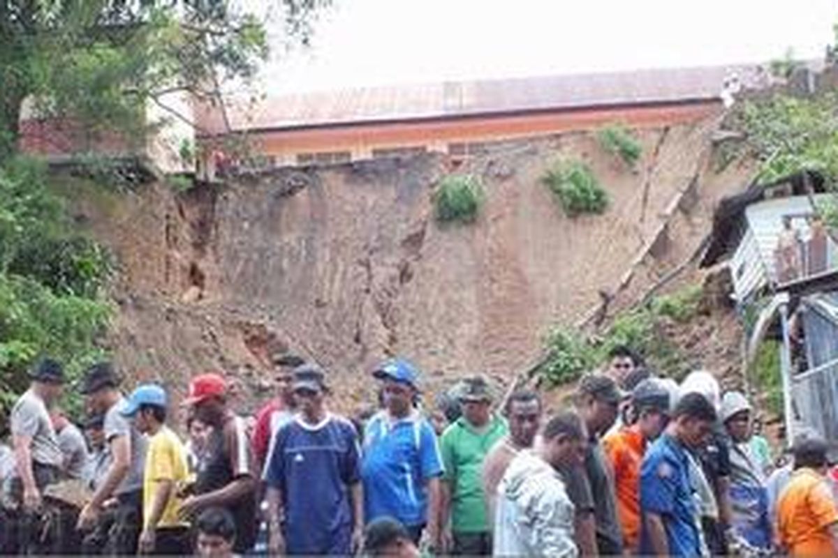 Tim SAR gabungan TNI Polri, Tagana dan Basarnas dibantu warga setempat tengah melakukan evakuasi terhadap korban bencana tanah longsor yang terjadi di Kota Ambon, Selasa 19/6/2012. hingga kini TIM SAR baru berhasil menemukan 5 korban, 3 diantaranya tewas.