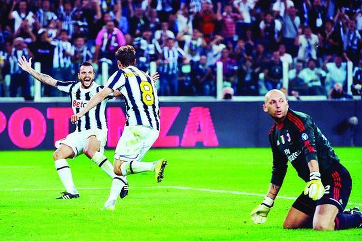 Pemain gelandang Juventus, Claudio Marchisio (tengah), mencetak gol pertama pada laga Liga Seri A antara Juventus melawan AC Milan, Minggu (2/10) di Stadion Juventus di Turin, Italia.