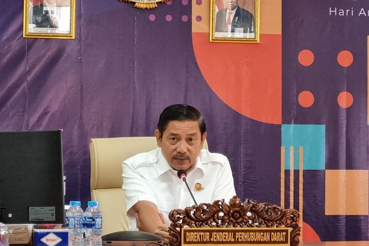 Dirjen Perhubungan Darat Kementerian Perhubungan (Kemenhub) Hendro Sugiatno saat konfrensi pers di Gedung Kemenhub, Jakarta, Senin (13/3/2023).