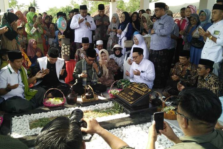 Cawapres Mahfud MD saat nyekar ke makam ayahnya almarhum Mahmuddin di Dusun Seccang, Desa Plakpak, Kecamatan Pegantenan, Kabupaten Pamekasan, Sabtu (18/11/2023).