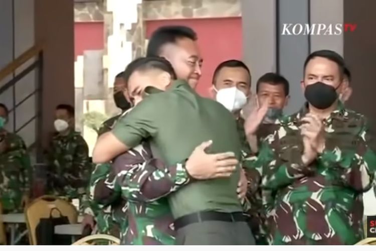 Serda Aprilio Perkasa Manganang memeluk erat Kepala Staf Angkatan Darat (Kasad) Jenderal TNI Andika Perkasa. Jumat (19/3/2021)