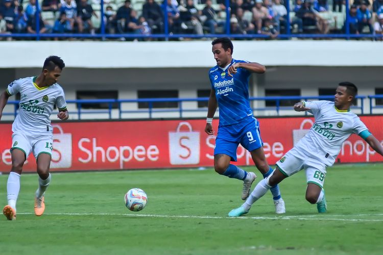 Aksi Ezra Walian penyerang Persib yang mampu mengatasi kawalan pemain Persikabo 1973 guna mencetak gol dalam laga pekan ke-12 Liga 1 2023-2024, pada Sabtu (16/9/2023) di Stadion Gelora Bandung Lautan Api (GBLA).  