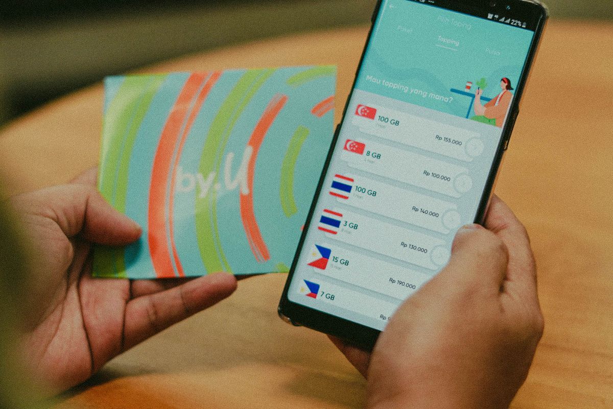 Produk By.U dari Telkomsel menyediakan paket roaming.