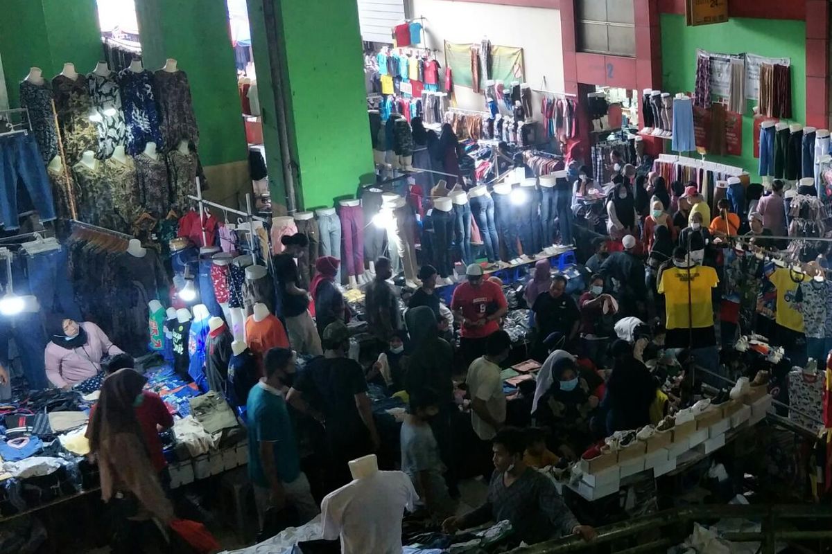 Pasar Tanah Abang masih dipadati pengunjung untuk berbelanja pakaian dan perlengkapan lain yang dibutuhkan untuk menyambut Hari Raya Idul Fitri, Sabtu (8/5/2021).