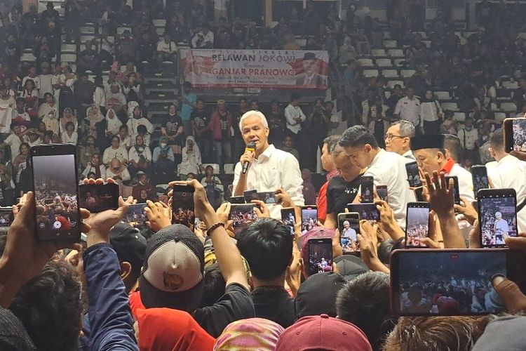 Bakal calon presiden dari PDI-P Ganjar Pranowo berpidato dalam acara halal bihalal dengan relawan pendukung Presiden Joko Widodo di Hall Basket GBK, Jakarta, Sabtu (13/5/2023).