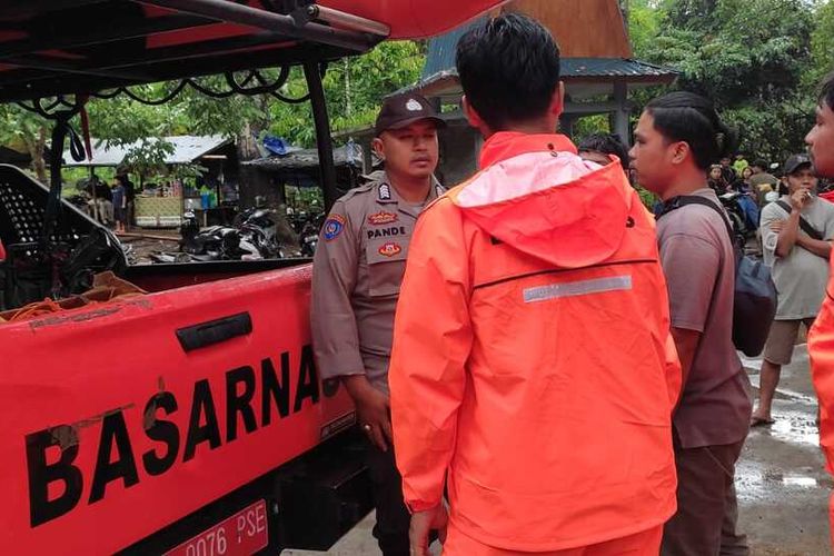 Pencarian korban tenggelam di air terjun Sendalem, kawasan hutan lindung sesaot Kecamatan Narmada, Kabupaten Lombok Barat, Selasa (26/12/2023).