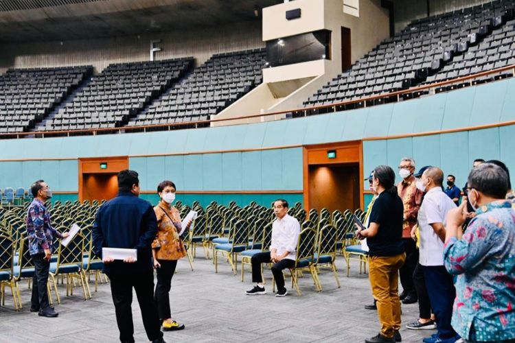 Presiden Joko Widodo saat meninjau kesiapan lokasi penyelenggaraan Konferensi Tingkat Tinggi (KTT) ASEAN 2023 di Jakarta Convention Center (JCC), Jakarta, pada Jumat (13/1/2023).