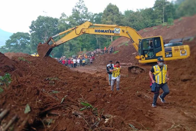 Proses pembukaan jalur Puncak Cianjur, Jawa Barat, yang tertimbum longsor pascagempa M 5,6 Cianjur