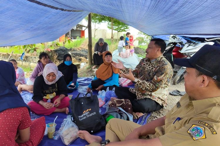 Wakil Ketua DPRD Gresik Mujid Ridwan (dua kanan), mengunjungi warga terdampak banjir yang sedang mengungsi di Desa Beton, Kecamatan Menganti, Gresik, Jawa Timur.