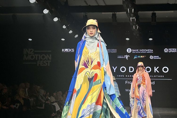 Fashion show karya desainer Yodyoko dari Thailand dalam pembukaan IN2MOTIONFEST 2025 di JIExpo Convention Centre & Theatre, Jakarta Utara, Rabu (8/10/2025).