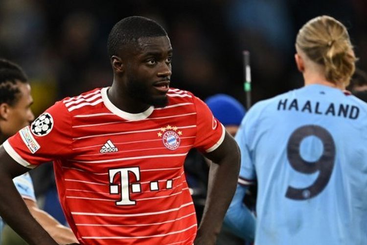 Bek tengah Bayern Muenchen, Dayot Upamecano (kiri), menjadi korban rasisme di media sosial usai pertandingan perempat final Liga Champions kontra Manchester City di Stadion Etihad, Selasa (11/4/2023) malam waktu setempat. (Foto oleh Paul ELLIS / AFP)