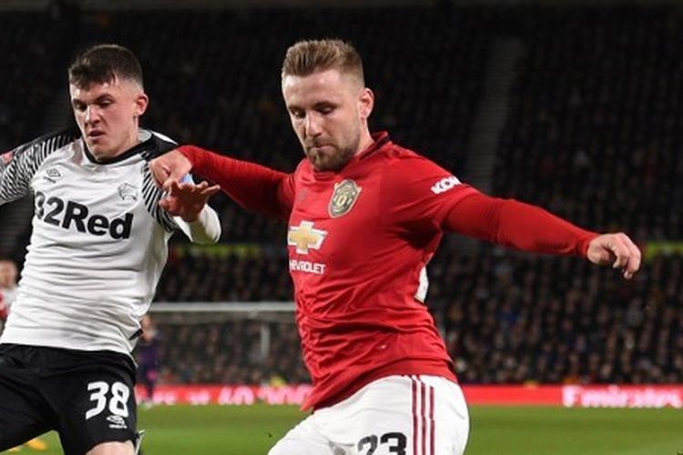 Bek Manchester United, Luke Shaw (kanan) berduel dengan Gelandang Derby County, Jason Knight (kiri) pada laga putaran kelima Piala FA di Stadion Pride Park, Kamis (5/3/2020) atau Jumat dini hari WIB. 