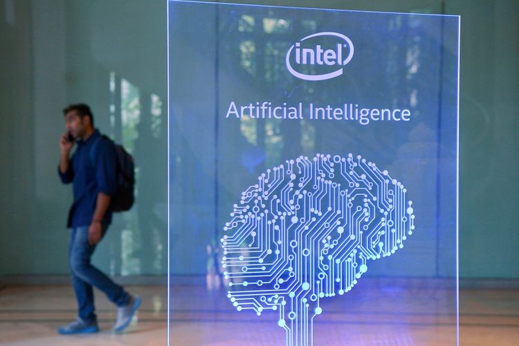 Seorang pengunjung berjalan dekat tanda Intel Artificial Intelligence (AI) Day di Bangalore, India, 4 April 2017.