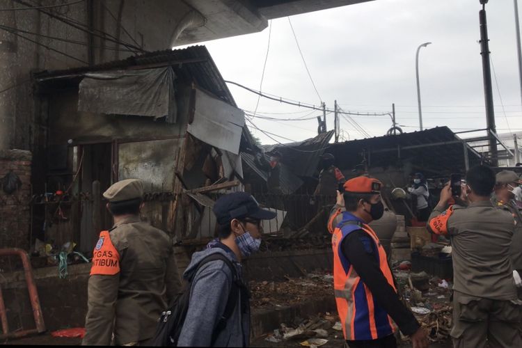 Satuan Polisi Pamong Praja (Satpol PP) Kota Depok membongkar sejumlah bangunan semipermanen ilegal di kolong Flyover Arif Rahman Hakim, Beji, pada Selasa (30/11/2021) pagi.