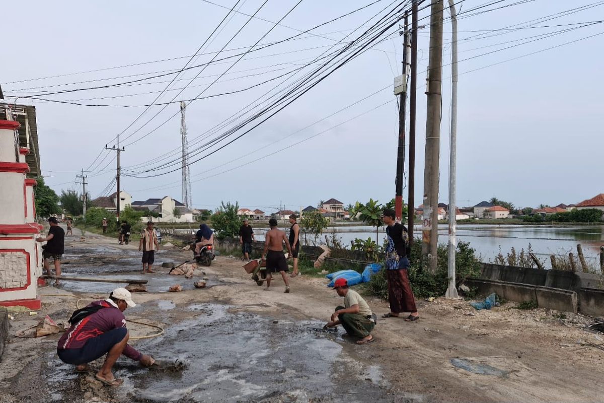 Warga Desa Karanganyar, Kecamatan Kalianget saat bergotong royong melakukan tambal sulam jalan kabupaten di Sumenep.