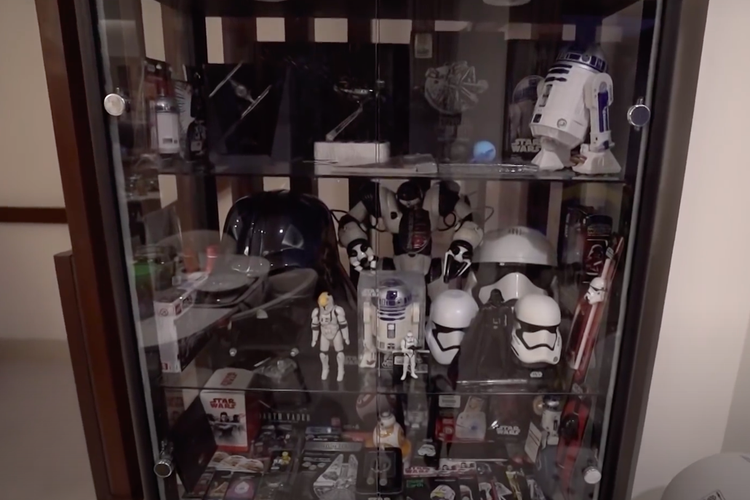 Rak pajangan untuk meletakkan koleksi Star Wars milik Roger Danuarta
