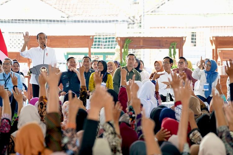 Presiden Jokowi dan Sri Sultan Hamengku Buwono X menemui 5.000 PNM Mekaar Bantul di di Lapangan Keyongan Kidul Sabdodadi, Kabupaten Bantul, Daerah Istimewa Yogyakarta, Selasa (30/1/2024). 