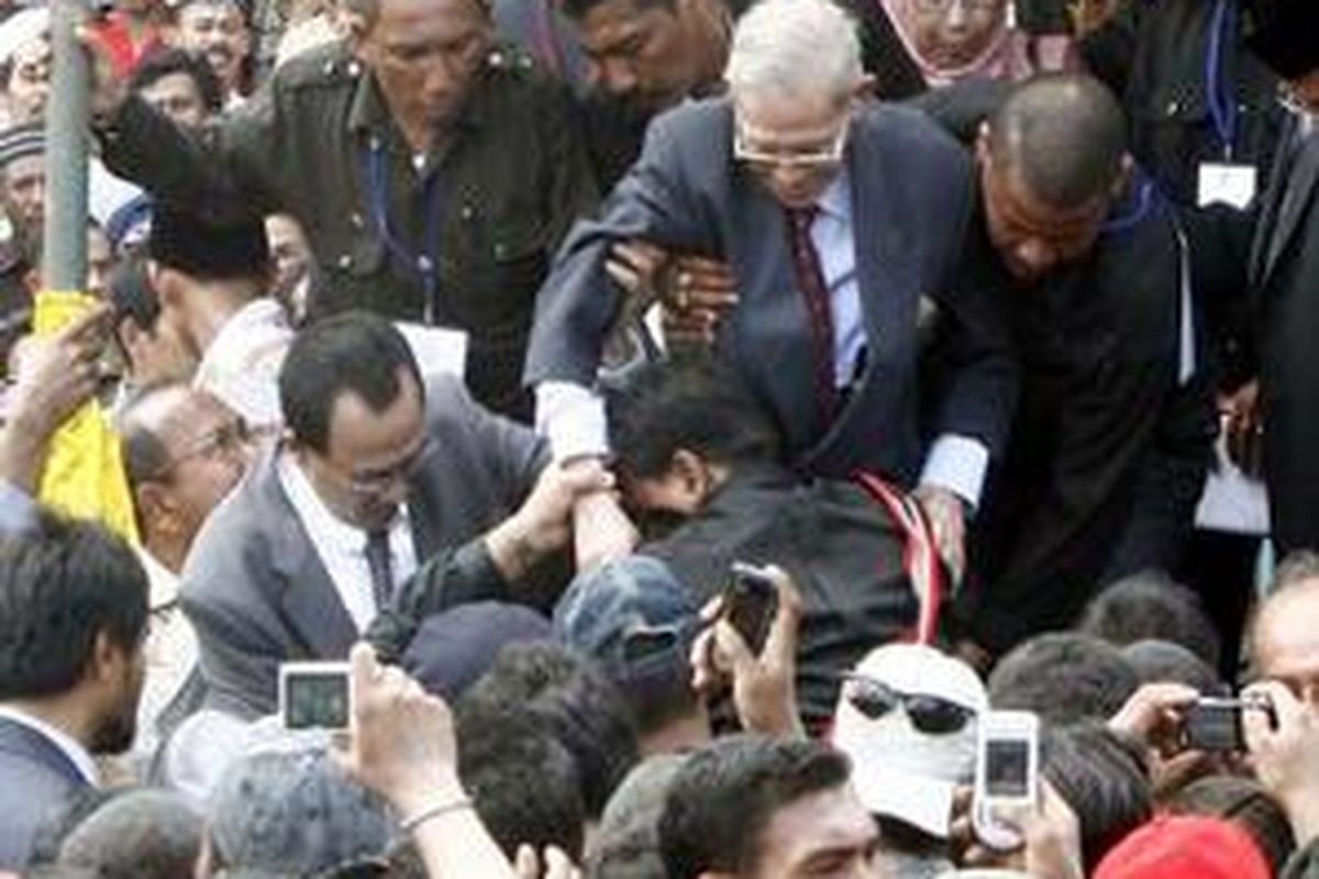 Dr Tgk Hasan Muhammad Di Tiro (tengah) melambaikan tangan kepada puluhan ribu warga Aceh saat tiba di atas panggung halaman Masjid Raya Baiturrahman, Banda Aceh, Sabtu (11/10).