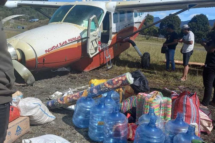 Pesawat mik SAS tergelincir di Bandara Bilorai, Distrik Sugapa, Kabupaten Intan Jaya, Papua, Senin (28/2/2022)