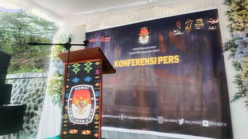 Dekorasi Motif Kain Songke Manggarai Timur di Podium Ruang Konferensi Pers KPU