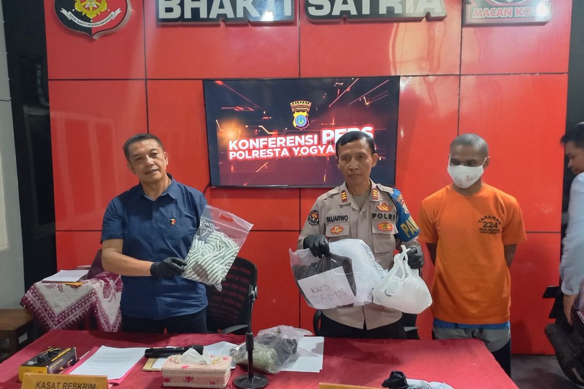 Kasatreskrim Polresta Yogyakarta AKP Probo (kiri) menunjukkan barang bukti bersama tersangka