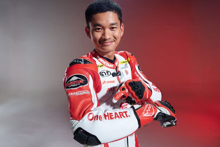 Pebalap Indonesia lulusan Astra Honda Racing School (AHRS) kembali mencatatkan prestasi di kancah balap internasional. Fadillah Arbi Aditama, yang saat ini bersaing di Asia Road Racing Championship (ARRC) 2025 kelas Asia Production (AP) 250, mendapat kesempatan menjadi pebalap pengganti di kelas Grand Prix (GP) Moto3.