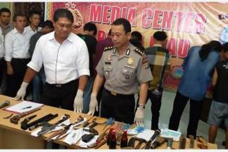 Kepolisian Daerah Riau menetapkan delapan orang peserta Kongres HMI di Pekanbaru sebagai tersangka terkait kepemilikan senjata tajam dan senjata api rakitan, seperti ditayangkan oleh pemilik akun YouTube, David Tobing.
