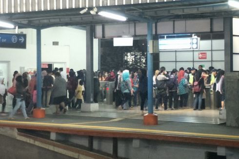 Antrean Panjang di Stasiun Tangerang karena Perbaikan E-Ticketing, Penumpang Kesal 