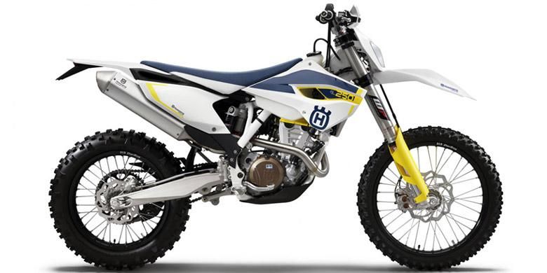 Husqvarna model enduro tipe FE lebih biru ketimbang model motocross yang mengandung banyak warna kuning.