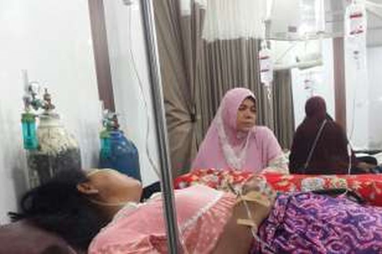 Warga Tambon Baroh yang diduga keracunan amonia di rawat di Rumah Sakit PT Arun, Lhokseumawe, Sabtu (13/11/2016) malam
