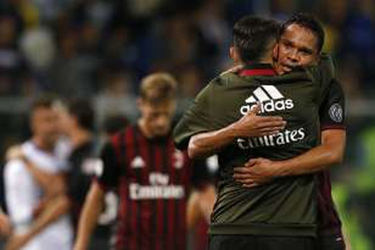 Carlos Bacca memeluk Gianluca Lapadula setelah AC Milan menang 1-0 atas Sampdoria pada lanjutan Serie A di Stadion Luigi Ferrari, Jumat (16/9/2016).