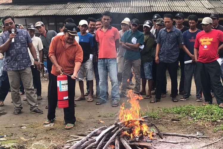 Badan Riset dan Sumber Daya Manusia Kelautan dan Perikanan BRSDM) Kementerian Kelautan dan Perikanan (Kementerina KP) melalui Pusat Pelatihan dan Penyuluhan (Puslatluh) KP menggelar pelatihan bertaju ?Sertifikasi Kecakapan Nelayan (SKN)? dilaksanakan Balai Pelatihan dan Penyuluhan (BPPP) Tegal di Kabupaten Tanggamus, Lampung, Kamis (18/5/023).
