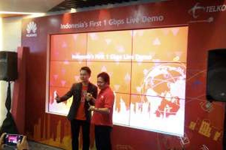 Direktur Network Telkomsel, Sukardi Silalahi (kanan) dan Deputy CEO Huawei Indonesia, Sun Xiwei memamerkan hasil uji coba jaringan 4,5G di Jakarta, Jumat (21/10/2016).