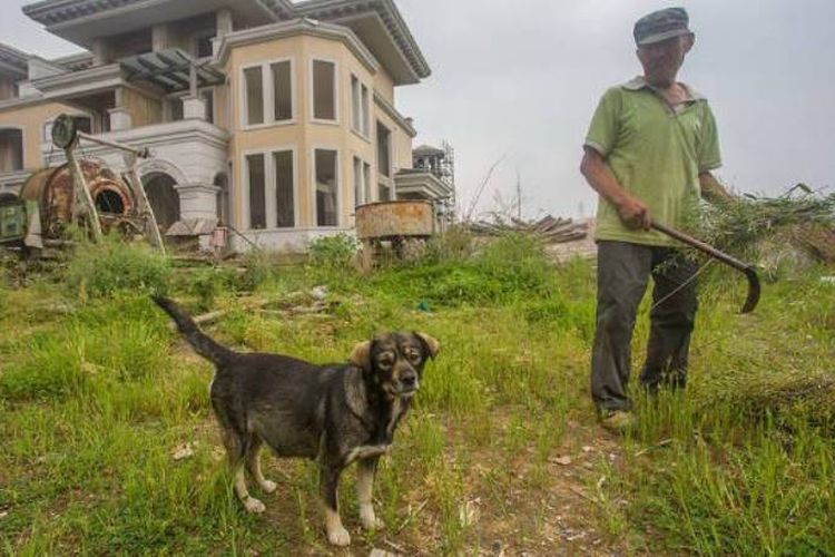 Gao dan anjingnya menjadi satu-satunya penduduk di sebuah kawasan permukiman seluas 13 hektar di dekat kota Chaohu, China.