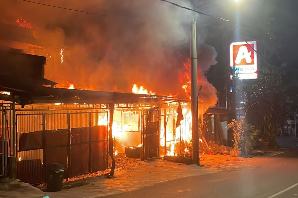 Kebakaran terjadi di Jalan H Peeng RT 001 RW 003, Kebon Jeruk, Jakarta Barat, Senin (3/7/2023). 