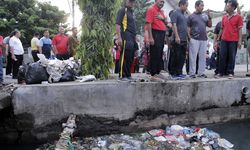 Dapati Drainasi Tertutup Sampah dan Semen, Hendi Geleng-Geleng Kepala