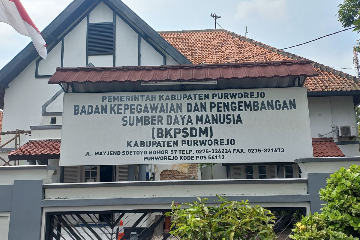 Bidan Puskesmas Bragolan ini terancam sanksi penurunan jabatan hingga pemberhentian dengan hormat. Hal ini disampaiakan oleh Kepala BKPSDM Purworejo Fithri Edhi Nugroho pada Rabu (16/11/2022). 
