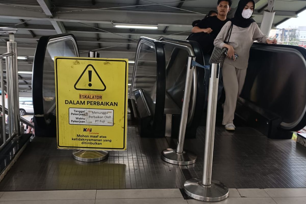 Kondisi eskalator di Stasiun Bekasi akses Jalan Perjuangan yang mati, Senin (6/11/2023). Eskalator itu tak kunjung diperbaiki. Dalam catatan Kompas.com, kondisi ini sudah terjadi setidaknya sejak bulan Oktober lalu.
