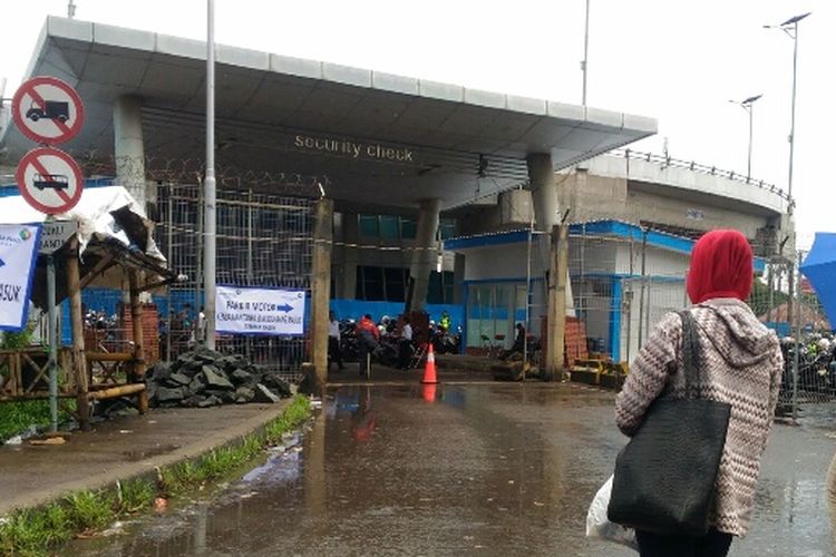 Pintu gerbang M1 Bandara Soekarno-Hatta kini dibuka kembali setelah proyek TOD selesai dibangun dan kini sedang diuji coba untuk parkir kendaraan masyarakat dan pegawai di lingkungan bandara. 
