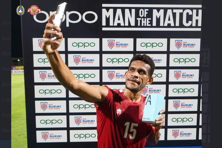 Pemain timnas Indonesia Ricky Kambuaya berpose dengan hadiah Man of the Match seusai partai perdana Grup B Piala AFF 2020 kontra Kamboja, Kamis (9/12/2021).