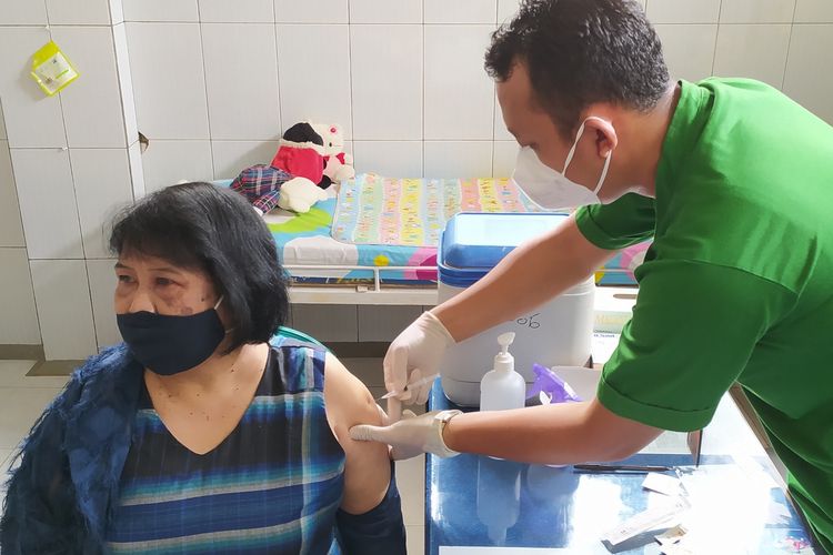 Vaksinasi Covid-19 untuk lansia di Puskesmas Purwokerto Utara 1, Kabupaten Banyumas, Jawa Tengah, Senin (8/3/2021).