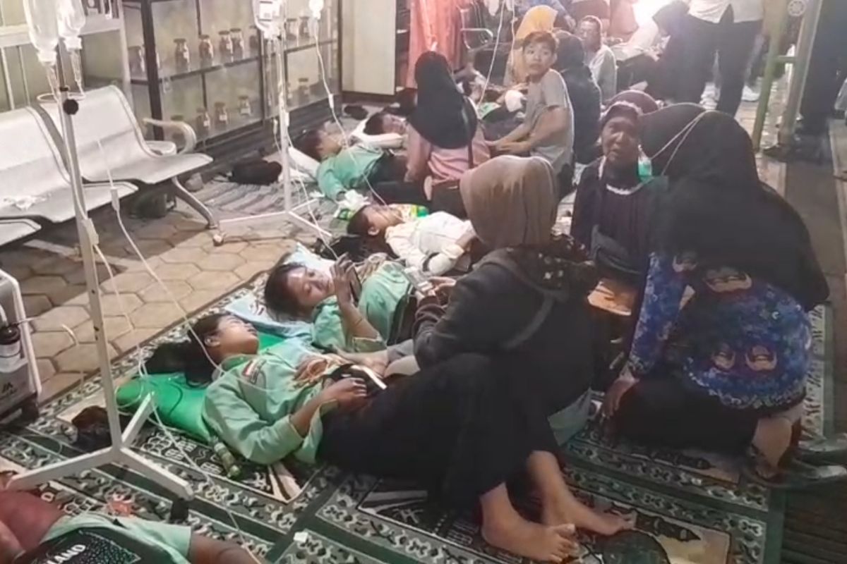 Para siswa yang mengalami mual, muntah dan pusing diduga akibat keracunan MBG terbaring lemas mendapatkan perawatan di Puskesmas Sine, Kabupaten Ngawi, Jawa Timur.