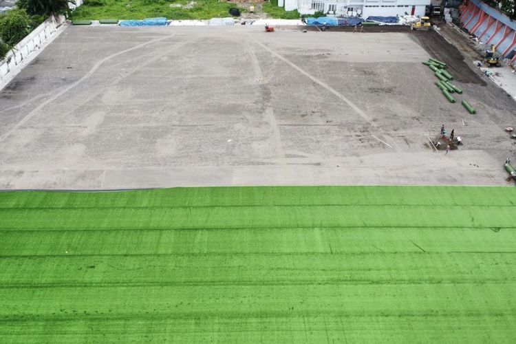 Proses pengerjaan Lapangan Karanggayam, Surabaya, Kamis (11/12/2025).