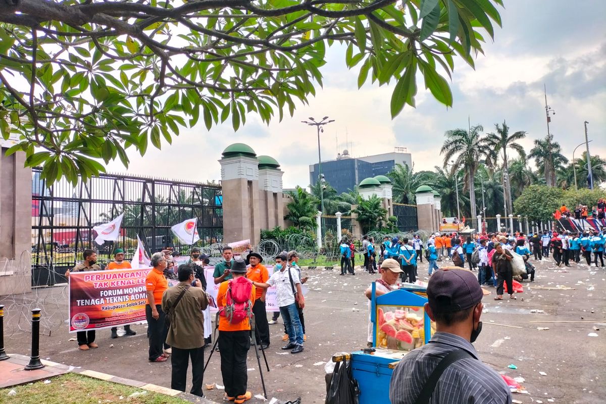 Massa buruh telah membubarkan diri dari depan Gedung DPR/MPR RI setelah berunjuk rasa dari pukul 10.00 WIB, Rabu (15/6/2022).