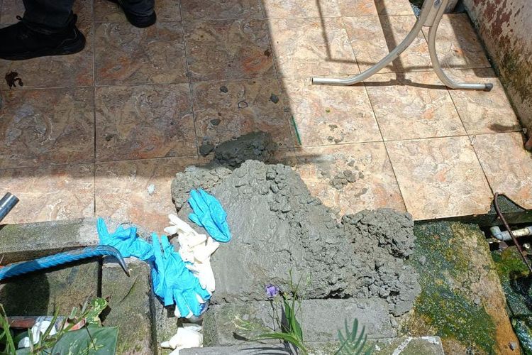 Kondisi adukan semen cor yang terlihat di halaman rumah, tempat dua orang wanita yang dibunuh dan dicor di dalam sebuah rumah kontrakan di wilayah Bulak Sentul, Harapan Jaya, Bekasi Utara, Kota Bekasi, Selasa (28/2/2023).