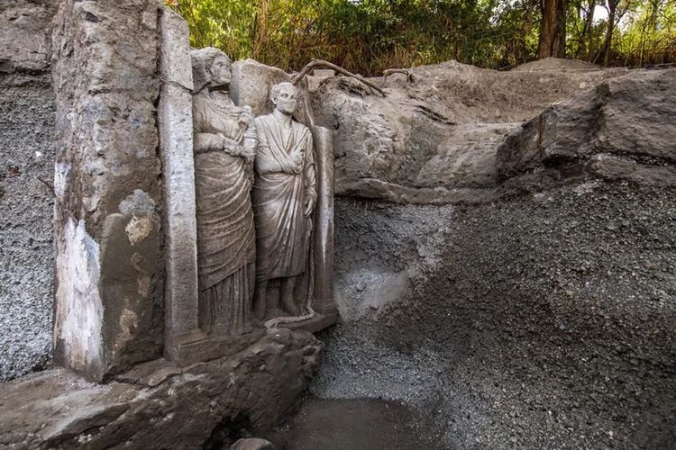 Arkeolog Temukan Dua Patung Seukuran Manusia di Makam Pompeii 