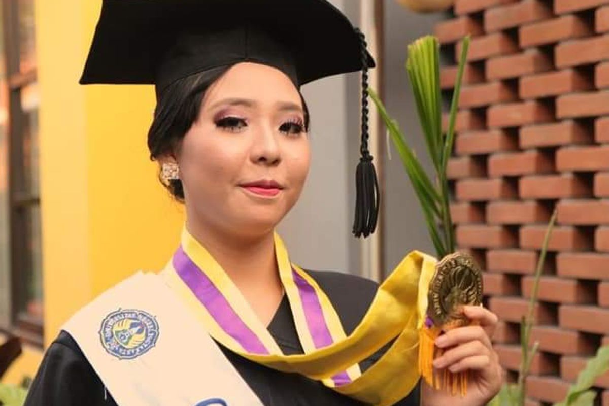 Maria Clara Yubilea Sidharta atau biasa disapa Lala, yang divonis dokter sebagai anak berkebutuhan khusus, justru menyabet gelar sarjana dengan predikat cum laude pada Sabtu (31/08/2019) di Universitas Negeri Yogyakarta (UNY) dengan IPK 3,76 di usianya yang masih 19 tahun!.