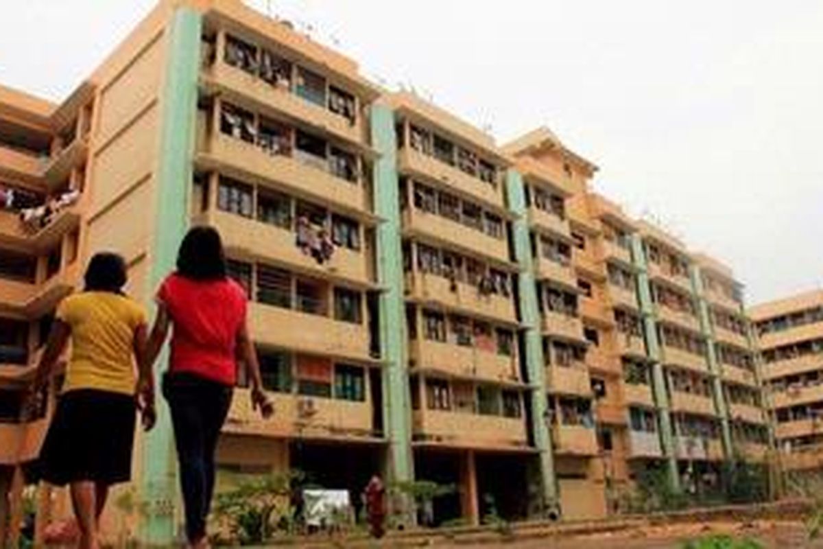 Warga beraktivitas di antara tower-tower Rumah Susun Marunda, Jakarta Utara, Senin (22/10/2012). Selain ketiadaan sarana umum, seperti pasar, puskesmas, dan sekolah, penghuni menghadapi kerusakan fasilitas. Sebanyak 1.900 unit dari 2.600 unit rumah belum terhuni sejak selesai dibangun tahun 2007-2009.  